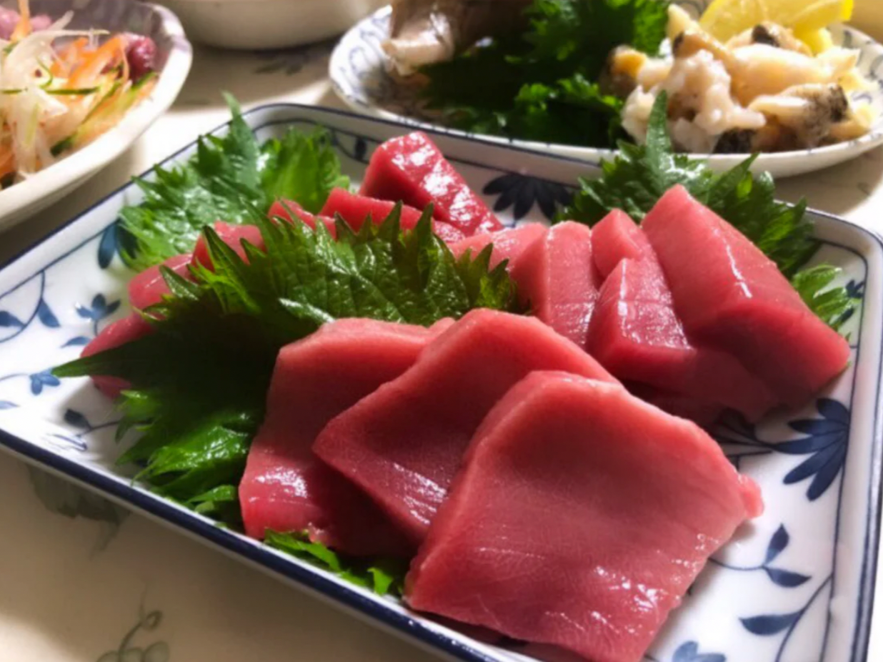 【豊洲直送】長崎産生本鮪"中トロ300g"×2、”赤身300g”×1( 養殖）豊洲市場直送・冷蔵