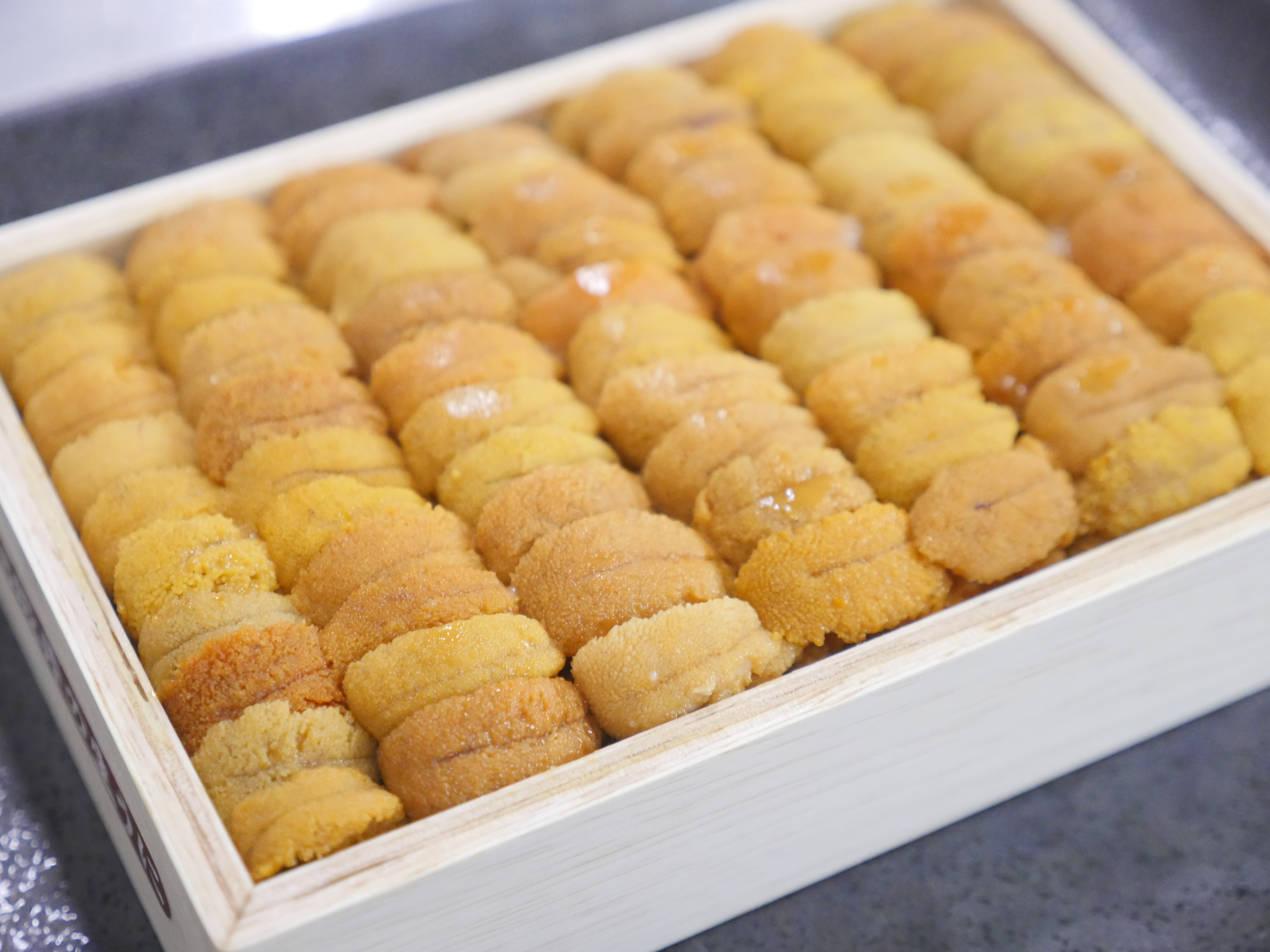 落石のウニ】「エゾバフンウニ」並び 弁当箱 北海道根室落石産（約250g