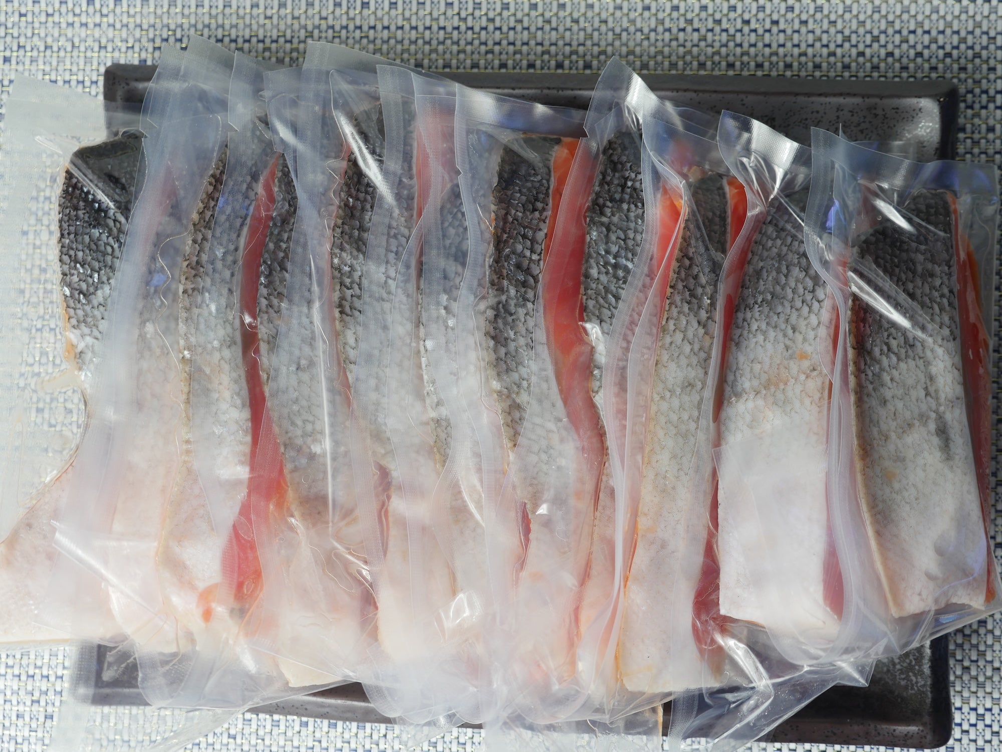【刺身グレード・高級藻塩使用】骨取り銀鮭の厚切り甘塩鮭10枚1kg or 5枚500g 個包装・冷凍
